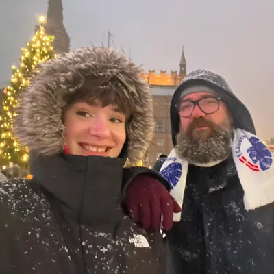 Idag bliver min fantastiske datter Freya - Frejle trut - el Frejlo - freÿa  @lokalt._.birketrae 14 år 🥳🥳 hot Damn 14 ! 

210210 - det er sådan et godt sted lige at gøre mental status som far for min datter … og må sgu indrømme at jeg er pænt fucking tilfreds med hvem hun er og hvad hun er på vej til - tænk at jeg er så heldig at have en jeg kan fylde alt min kloghed på ;) 

Ja hun driver mig til vanvid - snakker, larmer, bander, går egne veje, påståelig … men altså … æblet og stammen ik 🤷‍♂️

Kigger jeg tilbage på det sidste år, så det vildt: har slagtet en tiktok lorte afhængighed, fået gang i klatring, den første kæreste (uuuuuuuh!) gået til fodbold med mig, forklaret mig keg var idiot ved ikle at være kæreste med @_piaanna_ , fået stjålet mine 00er cd samling - i det hele taget connected med datteren på en måde jeg er ret så taknemmelig for

Egentligt må jeg indrømme at det der at være far til en teenage datter er det fedeste man kan få lov til at være ! 💪😍

“Cause im not like a regular dad - im a cool dad 👍”

Billedet er fra december fordi freya blev født i en snestorm (eller rettere vi kørte til hospitalet i en snestorm - som far som datter 🤘)

#freyarocks