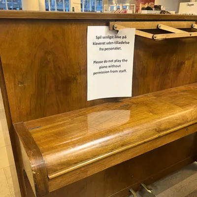 Vise ord på riget - man kan bare se sådan en musik con type der lige skal lege hygge pianist